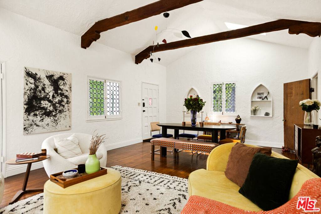 Los Angeles, CA 90068,2251 N Cahuenga BLVD