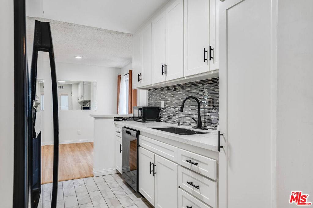 Tarzana, CA 91356,18307 Burbank BLVD #34