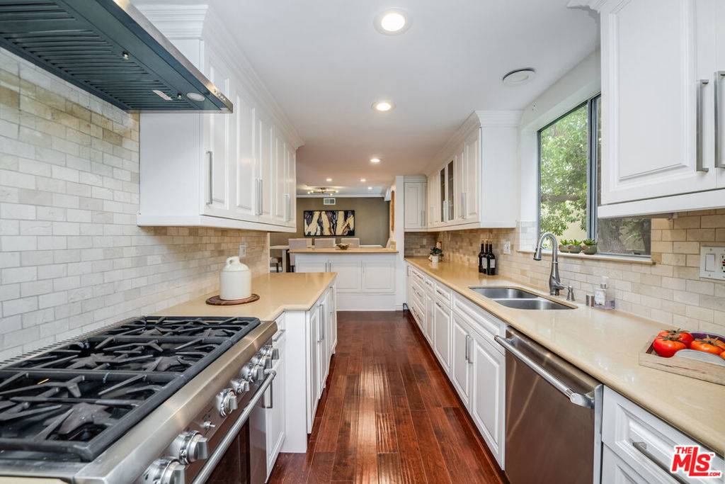 Beverly Hills, CA 90210,441 N Oakhurst DR #205