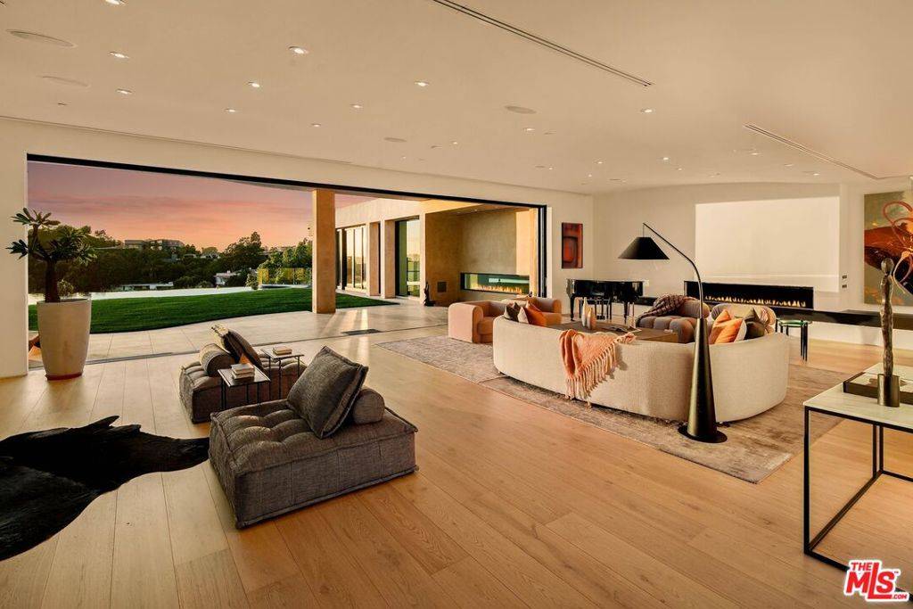 Beverly Hills, CA 90210,455 Castle PL