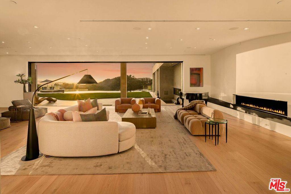 Beverly Hills, CA 90210,455 Castle PL