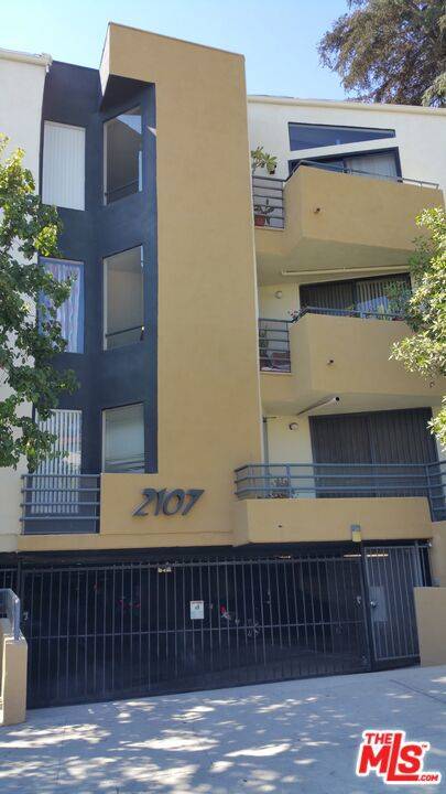 Los Angeles, CA 90068,2107 N Beachwood DR #205