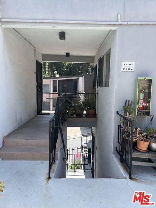 Los Angeles, CA 90008,4431 Don Ricardo DR #10