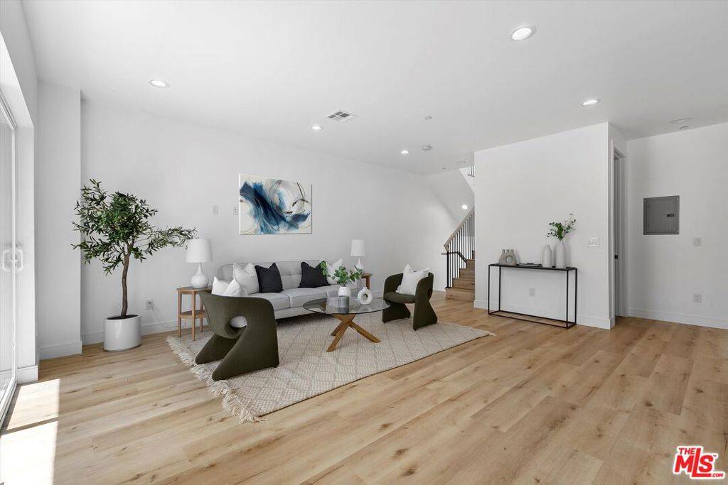 Los Angeles, CA 90004,542 N Serrano AVE