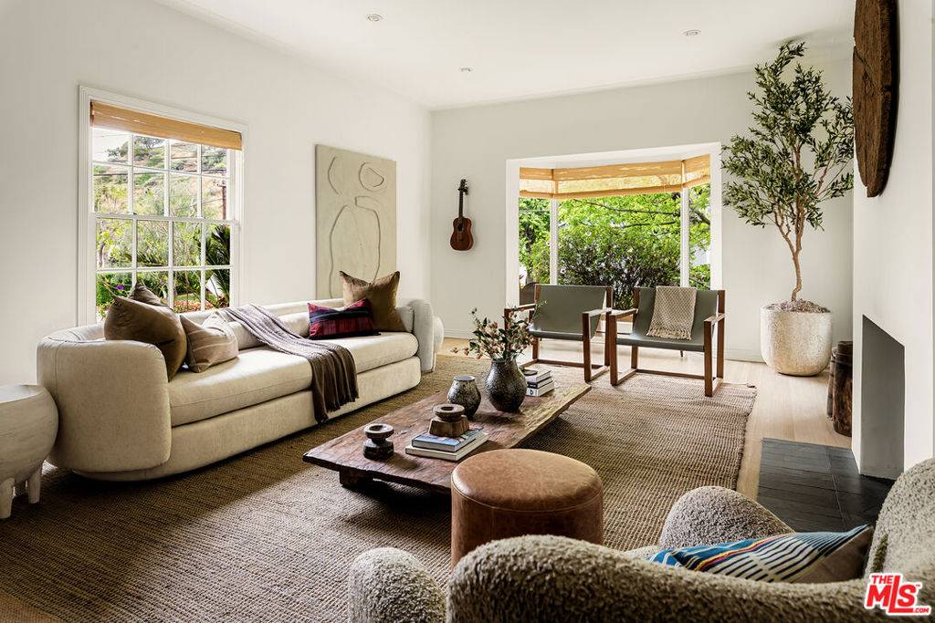 Los Angeles, CA 90068,2518 Canyon DR