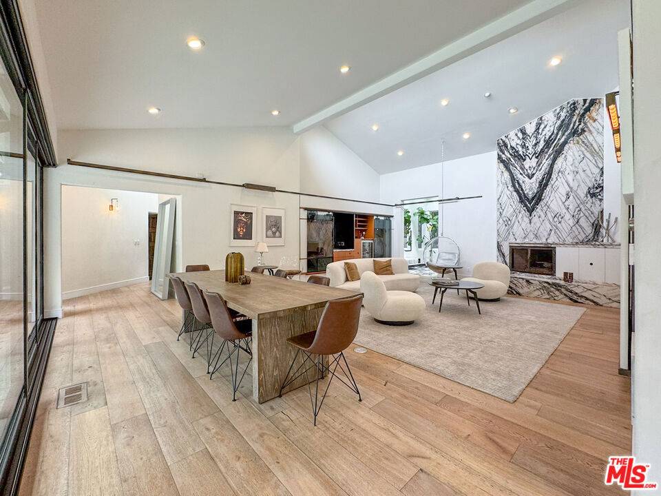 Los Angeles, CA 90069,1615 Marmont AVE