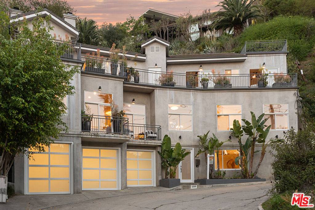 Los Angeles, CA 90068,2333 Vasanta WAY