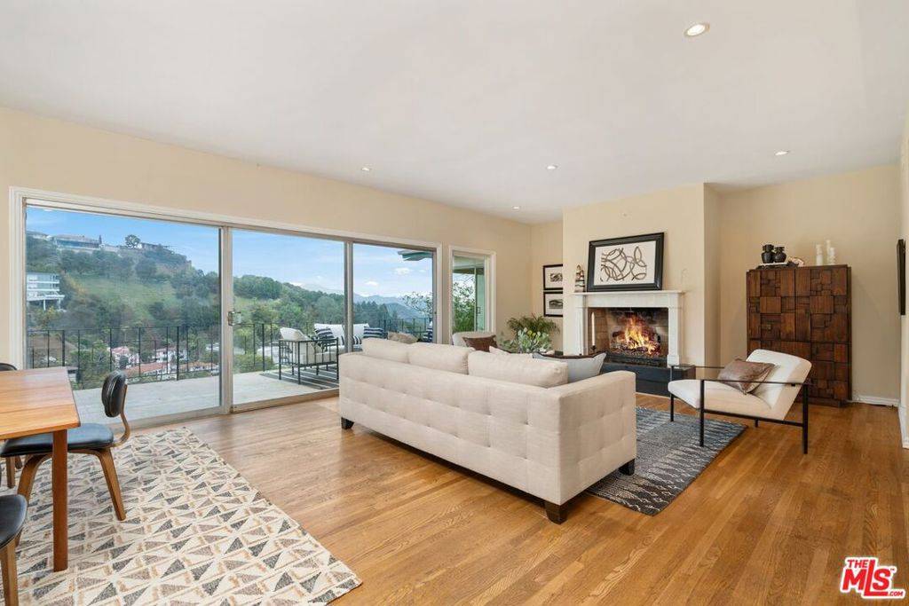 Los Angeles, CA 90068,2422 Carman Crest DR