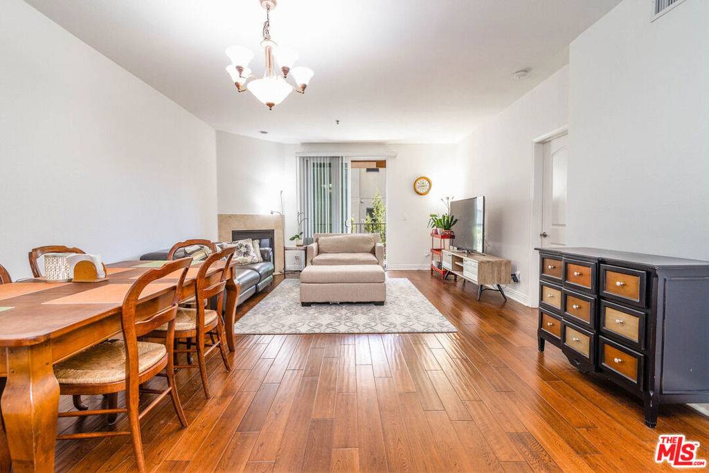 Los Angeles, CA 90004,5132 Maplewood AVE #206