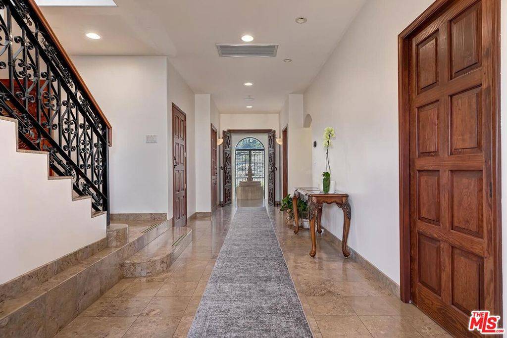 Malibu, CA 90265,10827 Pacific View DR