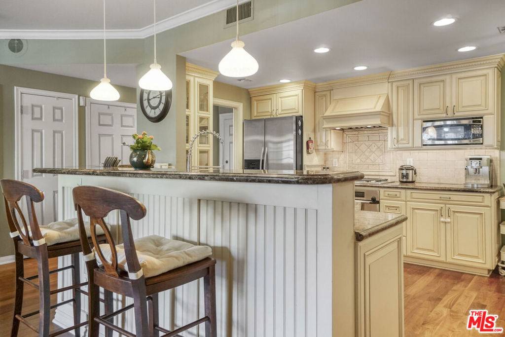 Toluca Lake, CA 91602,4401 Moorpark WAY #106