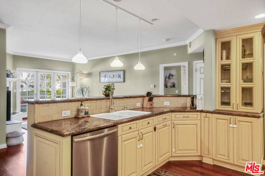 Toluca Lake, CA 91602,4401 Moorpark WAY #106