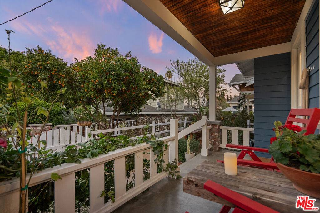 Los Angeles, CA 90026,1206 Douglas ST