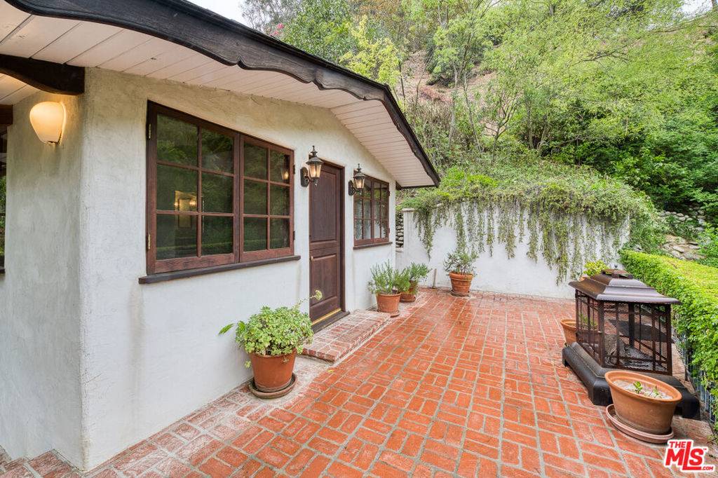 Los Angeles, CA 90077,10427 Quito LN