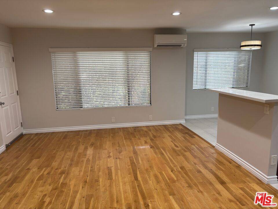 Los Angeles, CA 90068,2488 N Beachwood DR #4