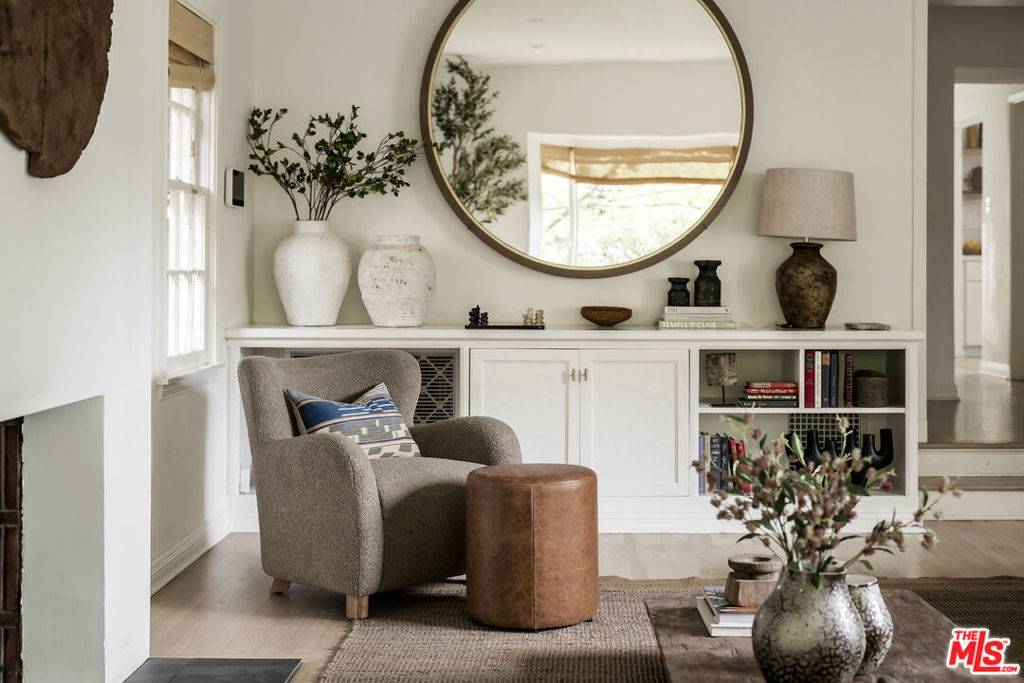 Los Angeles, CA 90068,2518 Canyon DR
