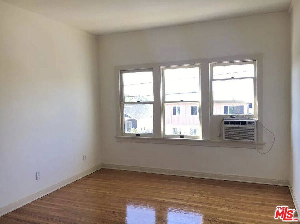 Los Angeles, CA 90027,1901 N Commonwealth #12