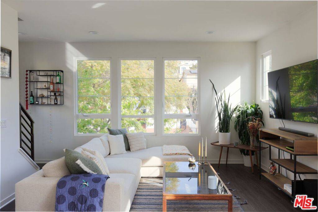 Los Angeles, CA 90026,743 Silver Lake BLVD