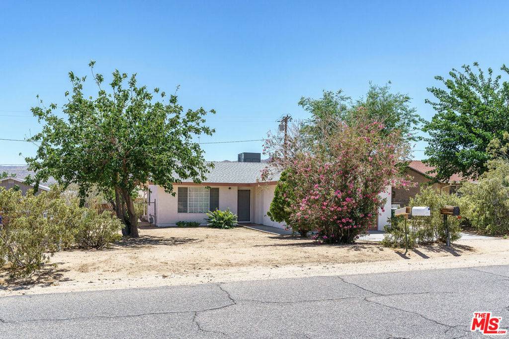 Joshua Tree, CA 92252,61751 Hilltop DR