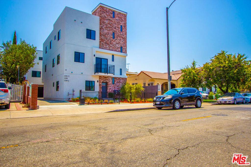 Los Angeles, CA 90016,2208 Hauser BLVD