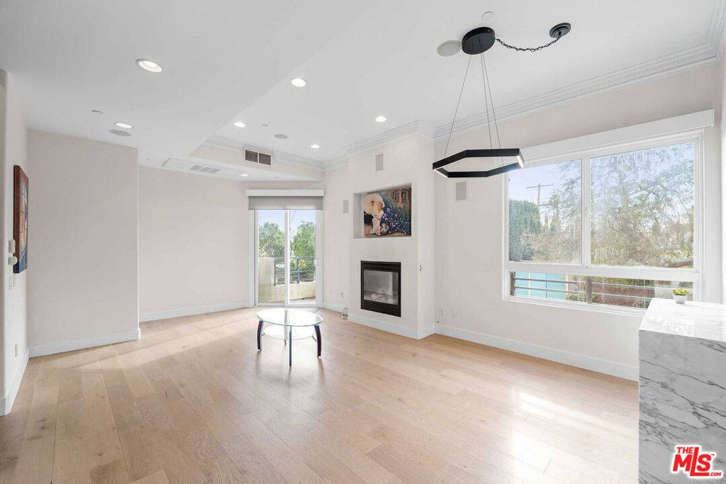 Los Angeles, CA 90048,438 Arnaz DR #106