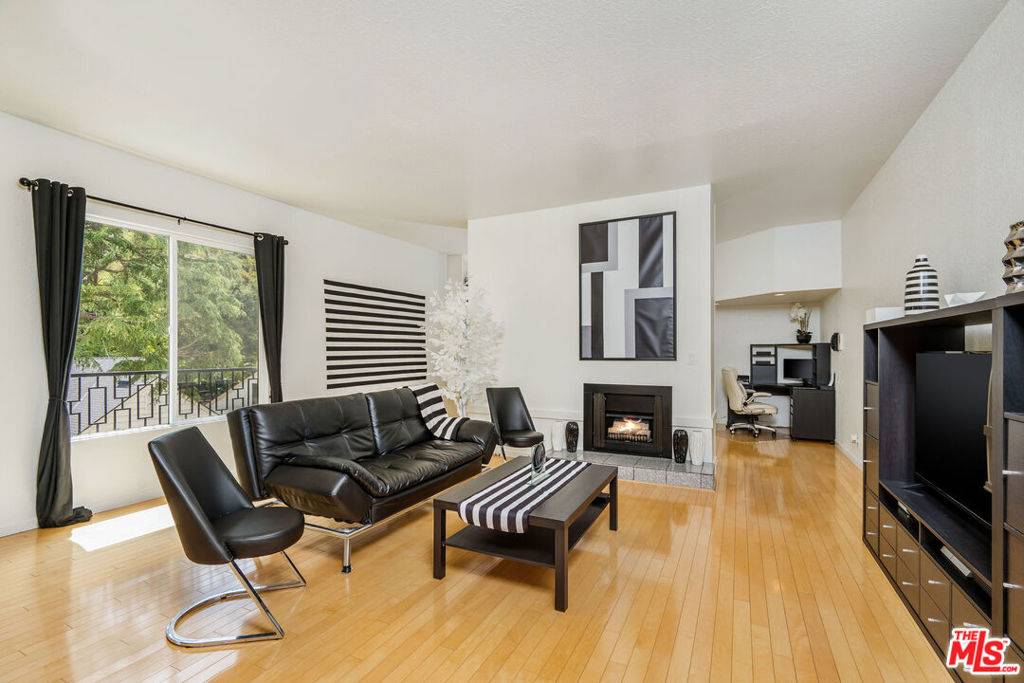Los Angeles, CA 90077,2041 Roscomare RD