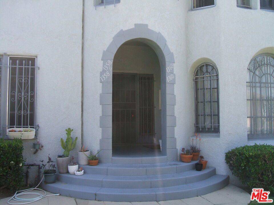Los Angeles, CA 90019,1358 S Cloverdale AVE