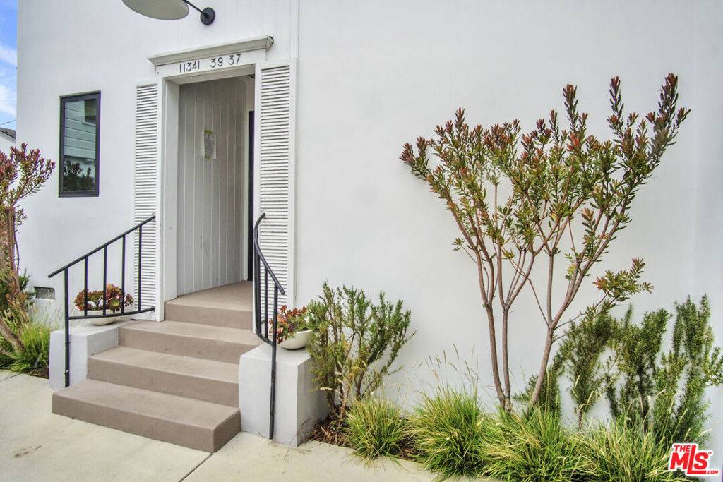 Los Angeles, CA 90049,11339 Montana AVE
