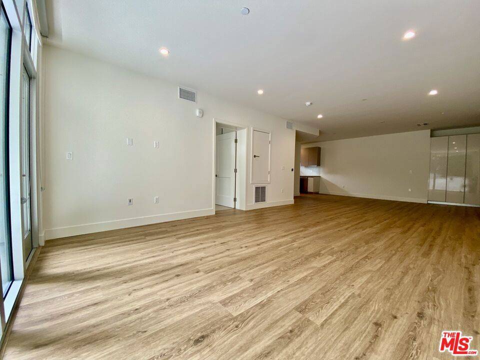 Beverly Hills, CA 90210,9265 BURTON WAY #102