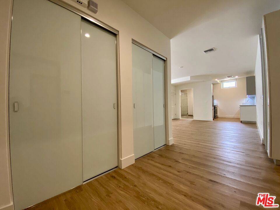 Beverly Hills, CA 90210,9265 BURTON WAY #102