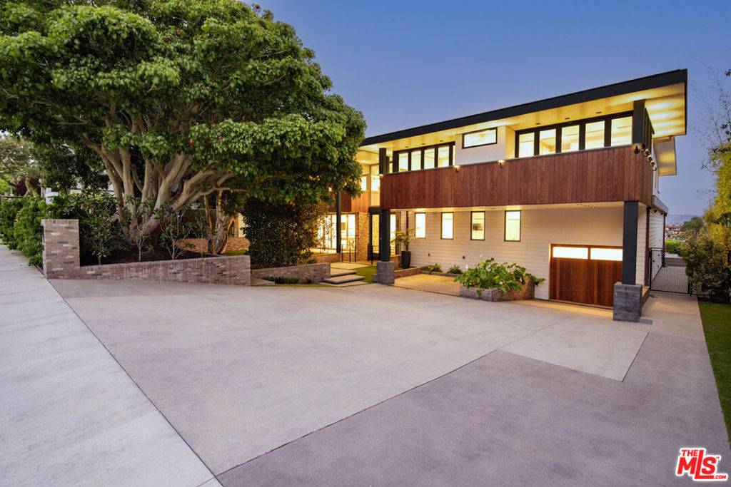 Manhattan Beach, CA 90266,934 1st ST