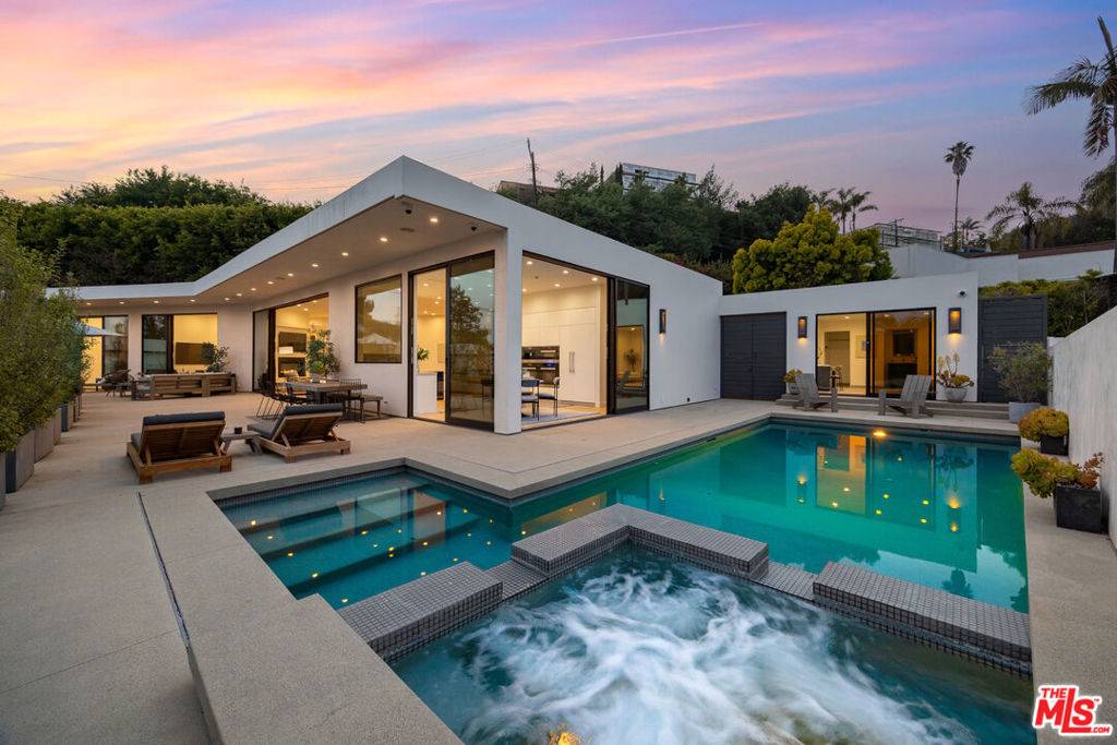 Beverly Hills, CA 90210,9960 BEVERLY GROVE Dr. DR