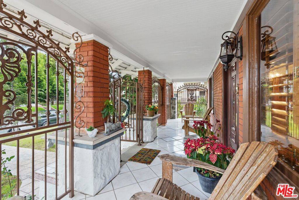 Los Angeles, CA 90004,128 N St Andrews PL