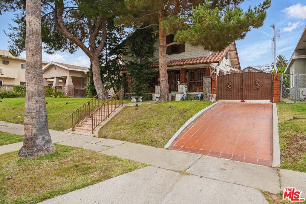Los Angeles, CA 90004,128 N St Andrews PL