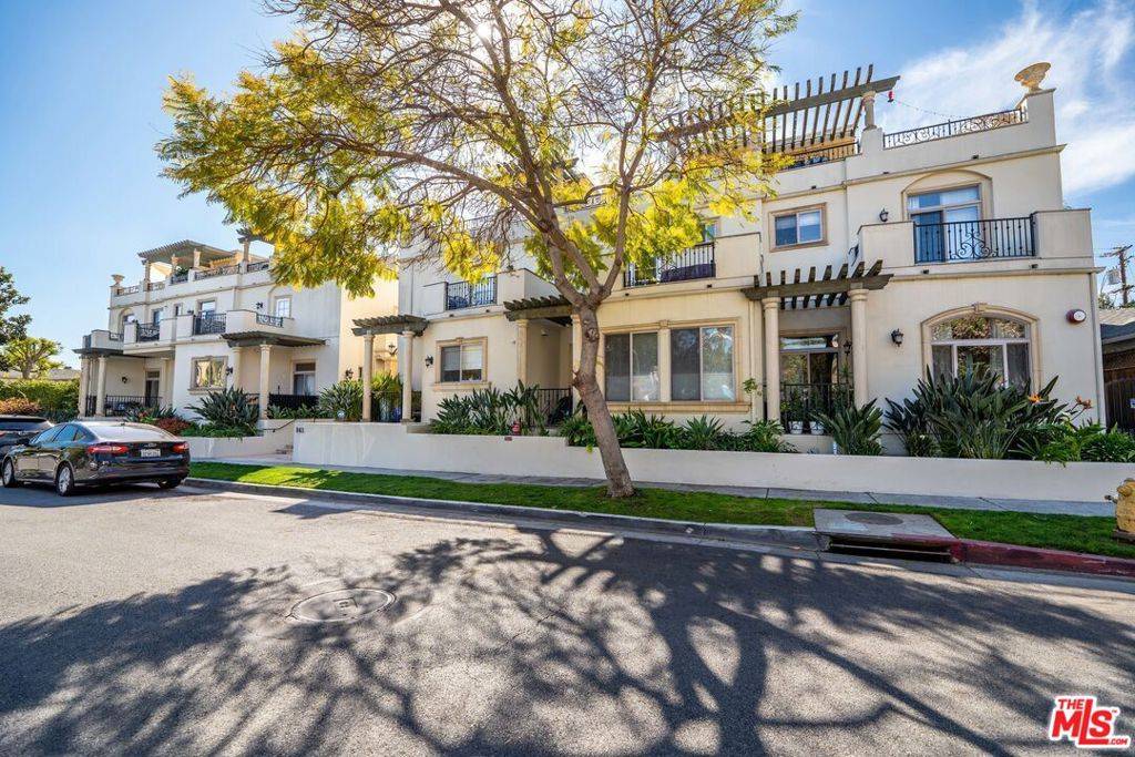 West Hollywood, CA 90069,841 Westmount DR #102