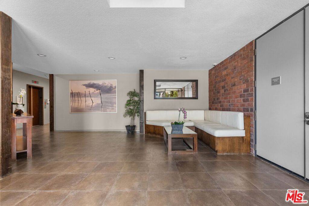 Los Angeles, CA 90025,1271 Granville AVE #307