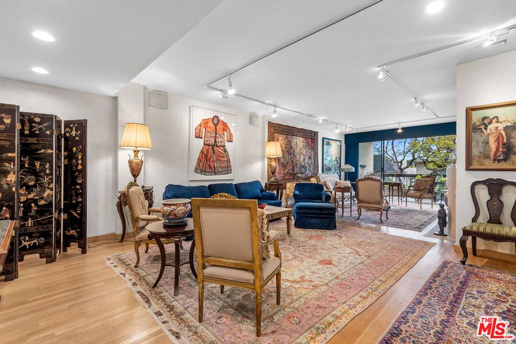 Beverly Hills, CA 90210,325 N Oakhurst DR #300