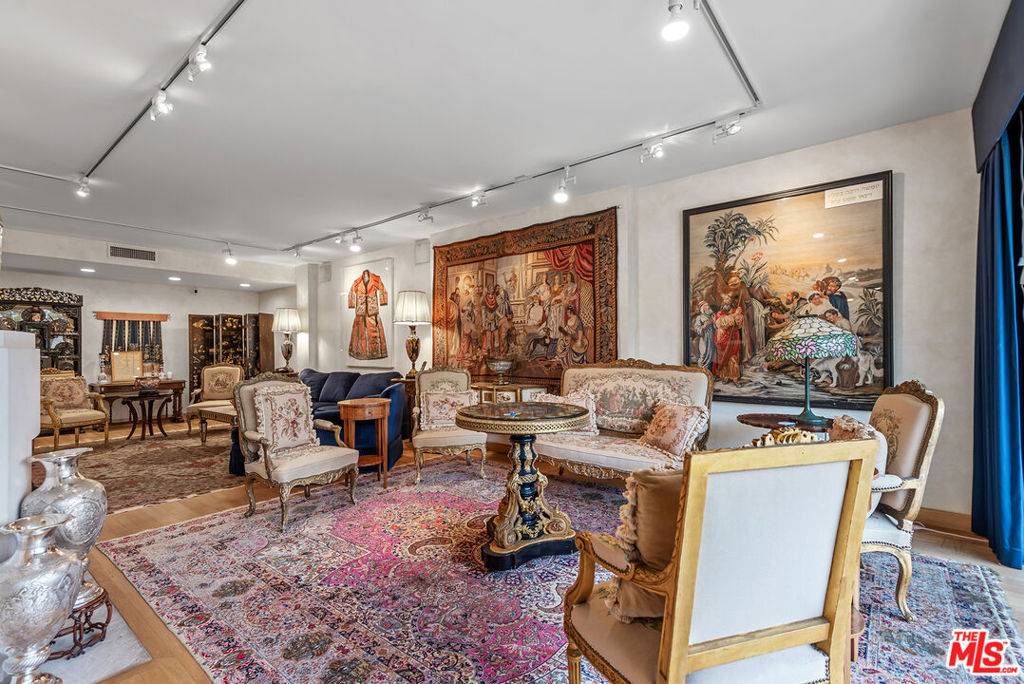 Beverly Hills, CA 90210,325 N Oakhurst DR #300