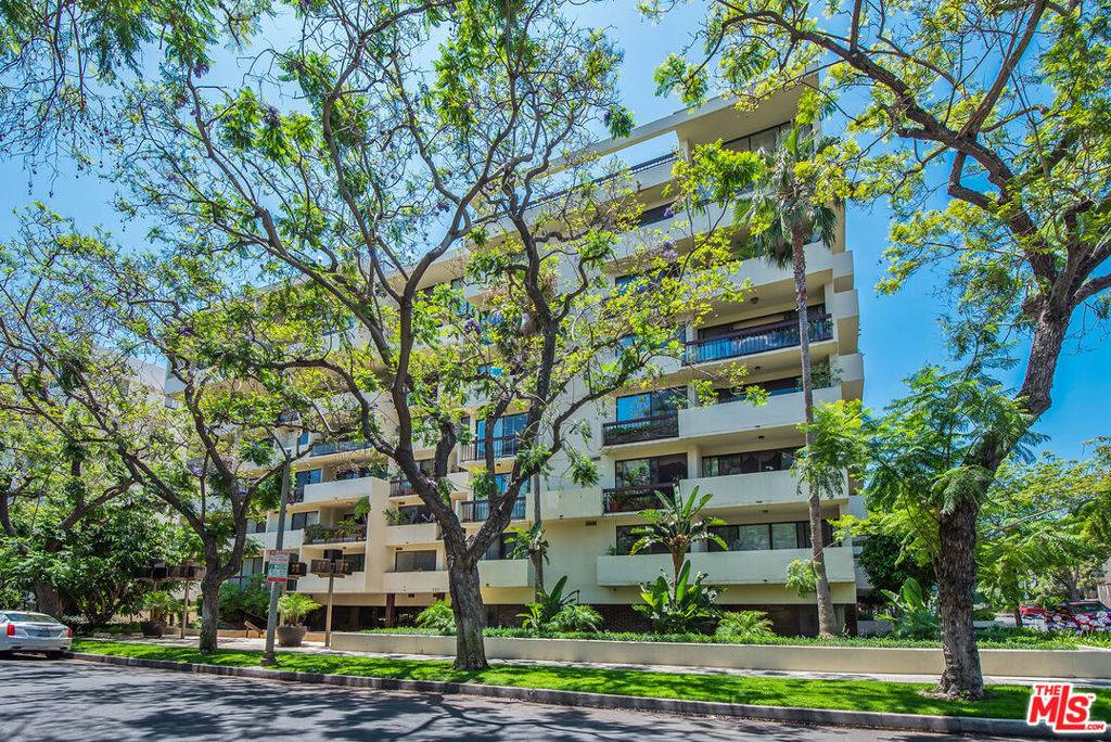 Beverly Hills, CA 90210,325 N Oakhurst DR #300