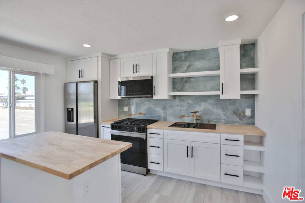 Sunset Beach, CA 92649,17165 Pacific Coast HWY #D4