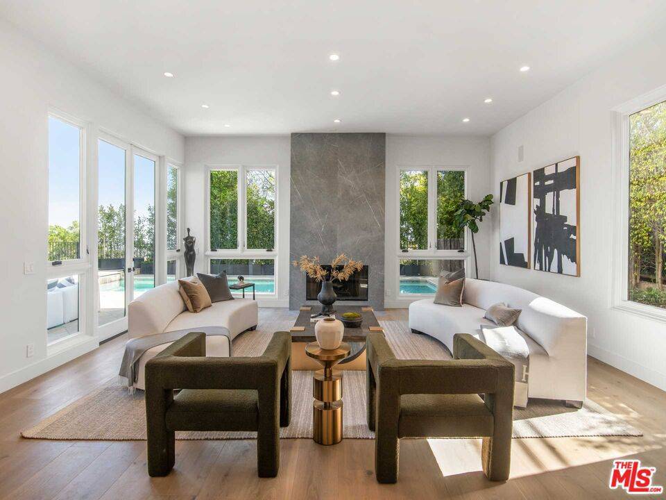 Los Angeles, CA 90049,930 N Tigertail RD