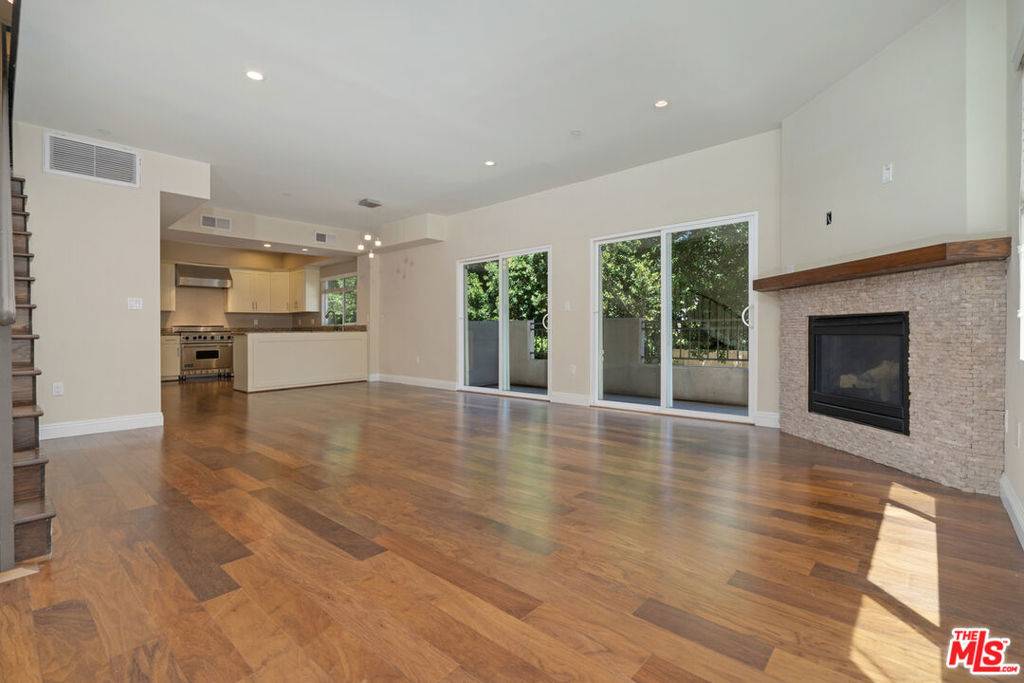 Sherman Oaks, CA 91423,4428 Fulton AVE #105
