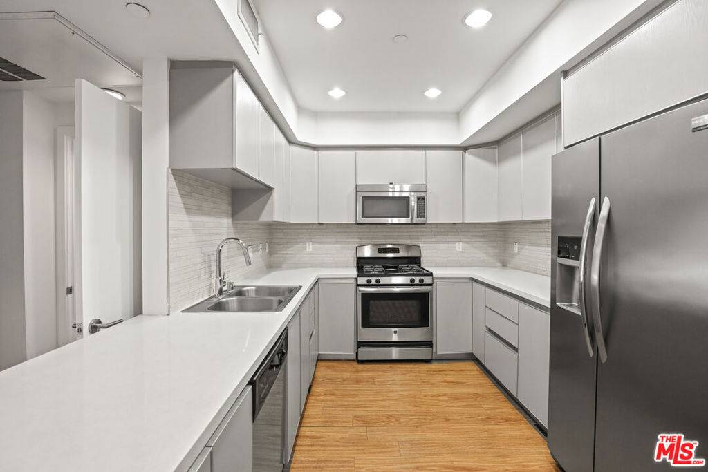 Los Angeles, CA 90025,1411 Barry AVE #302