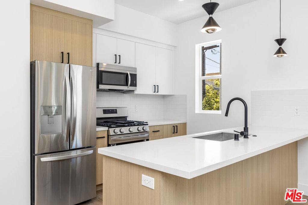 North Hollywood, CA 91601,5050 Cleon AVE #2