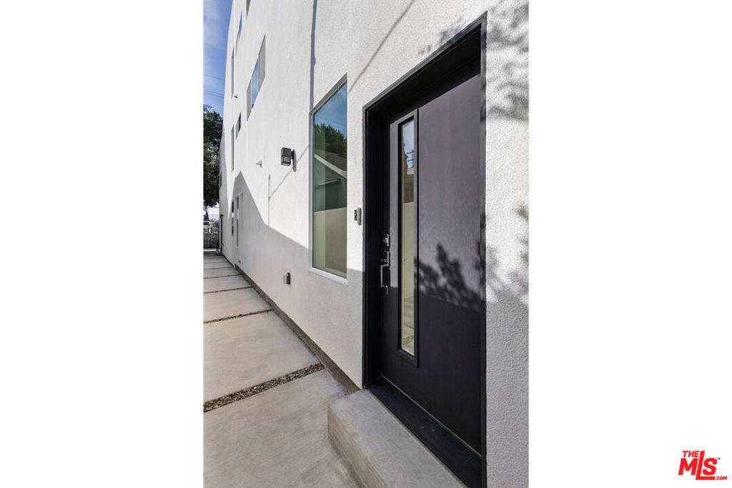 Los Angeles, CA 90065,3210 Verdugo RD