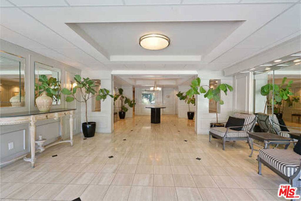 West Hollywood, CA 90069,906 N Doheny DR #404