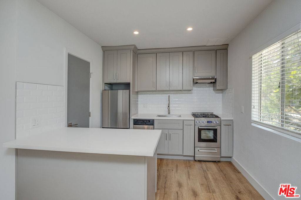 Los Angeles, CA 90066,4140 Grand View BLVD #6