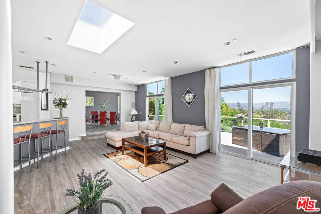 Woodland Hills, CA 91364,22449 Cass AVE