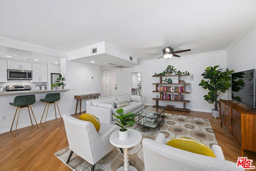 Los Angeles, CA 90049,725 S Barrington AVE #209