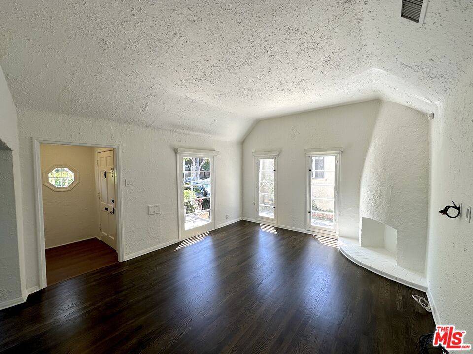 West Hollywood, CA 90048,9019 Rosewood AVE